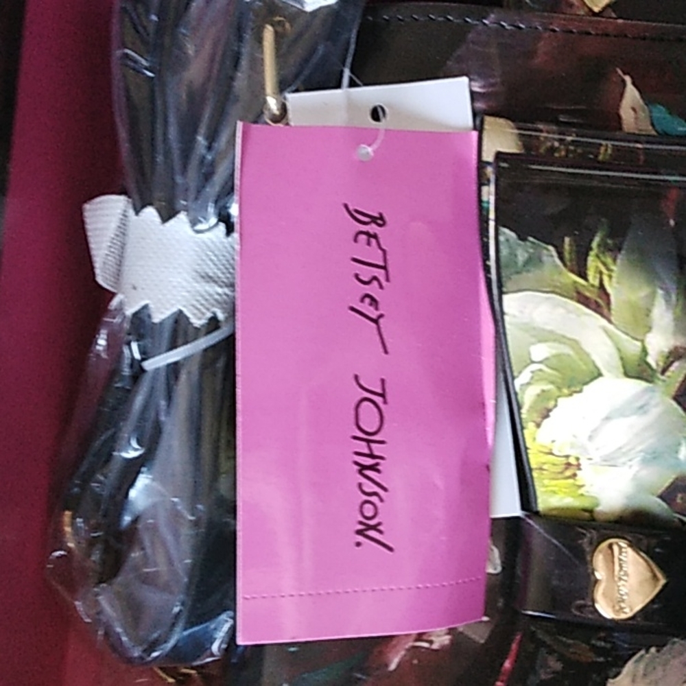 NWTS Betsey Johnson Gxdani crossbody purse & card case black flowers glossy. T1 - Picture 4 of 16